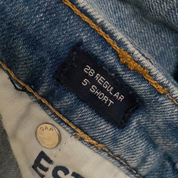 ๐ 2/$25 GAP Medium Wash Distressed Demin Shorts - Picture 5 of 6